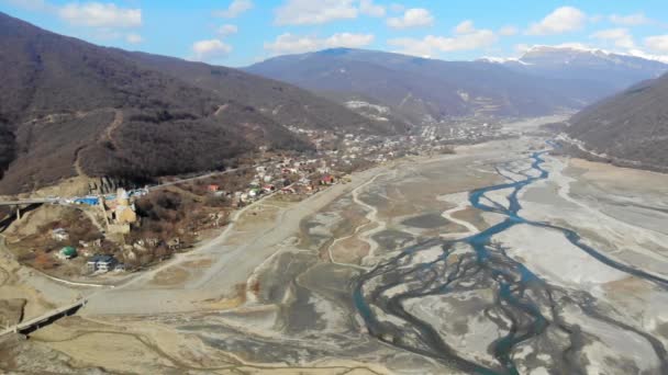 ジョージア州の国境にある川、ヴァレイ、山々の4k空中ビデオ — ストック動画