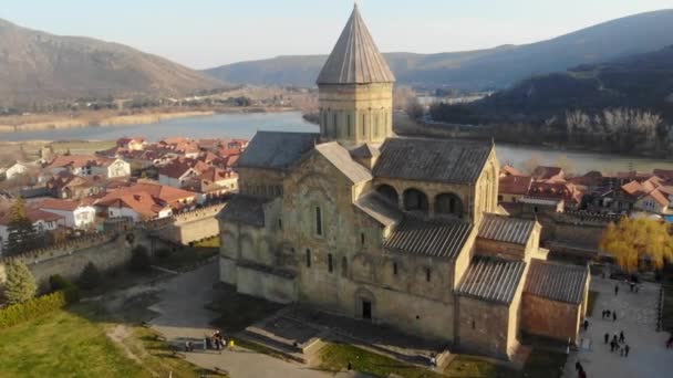 Vídeo aéreo 4K da igreja antiga. Na fronteira da Geórgia, Mtskheta. Fechar voo para a distância — Vídeo de Stock