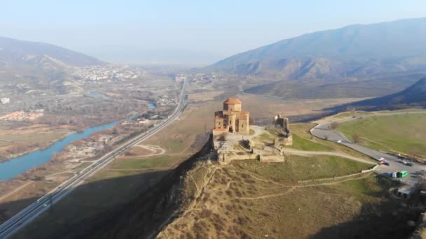 4k luchtfoto drone uitzicht op Mtskheta, Georgië met Svetitskhoveli kathedraal. Bezienswaardigheden in de omgeving, skyline — Stockvideo