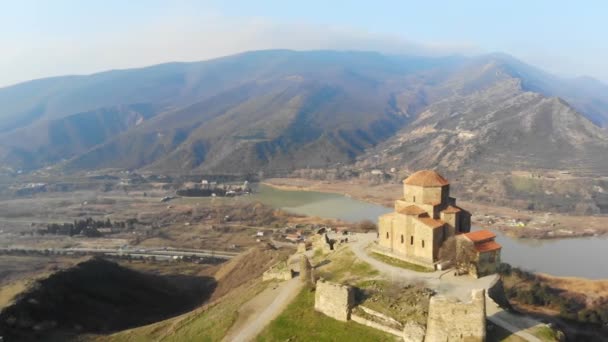 4k Antenni näkymä lentää ympäri Mtskheta, Georgia Svetitskhoveli katedraali. maamerkin taivaanranta, Tbilisi — kuvapankkivideo