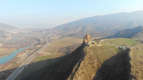 4k Vista aérea de aviones no tripulados de Mtskheta, Georgia con la catedral de Svetitskhoveli. horizonte del paisaje Tiflis — Vídeos de Stock