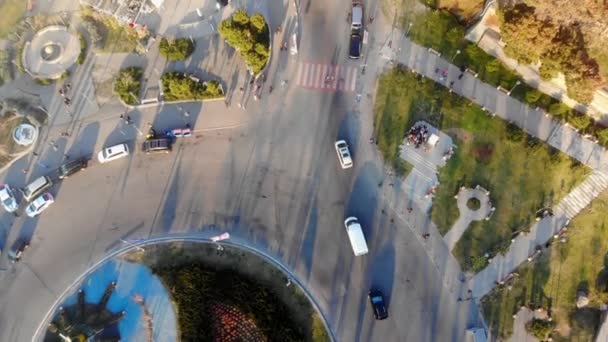 4k havadan drone Central Park üzerinde uçmak, yürüyen insanlar ve sokaklar ile, Tiflis, Gürcistan — Stok video