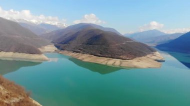 Dağlarda göl 4k drone görünümü, milli park Dombai, Kafkaslar, Avrupa