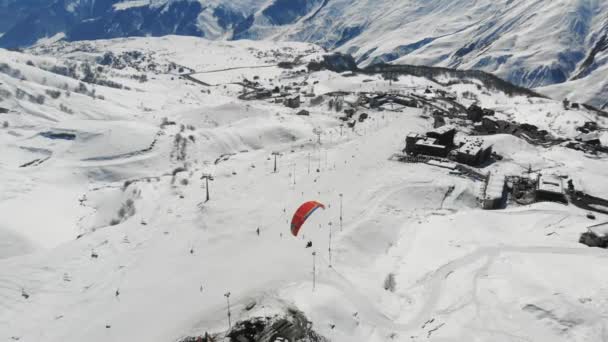 4k Luftaufnahme vom Gleitschirmfliegen in den schneebedeckten Bergen Georgiens — Stockvideo