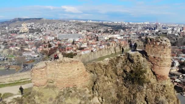 Vista 4k do pico da fortaleza de Narikala, Tbilisi Georgia — Vídeo de Stock
