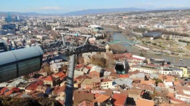 Fünikülerin 4k havadan görünümü, Tiflis kablo demiryolu, Gürcistan