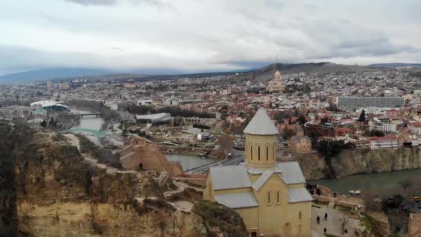 4k légi panoráma kilátás kaukázusi városközpont Tbilisziben. filmfelvételek — Stock videók