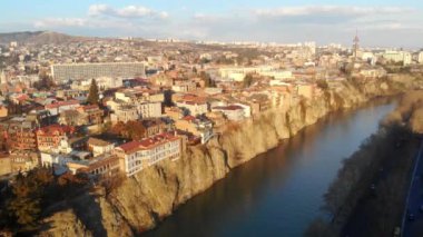 Tepelerde eski şehrin 4k havadan panoramik görünümü, film görüntüleri