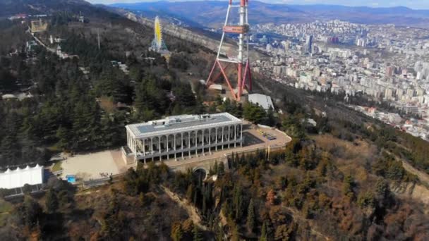 4k vista del paisaje del edificio, torre de televisión, bosque, Tiflis — Vídeo de stock