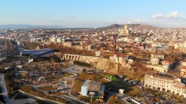 4K вид на безпілотник літати вгору по центру міста Тбілісі — стокове відео