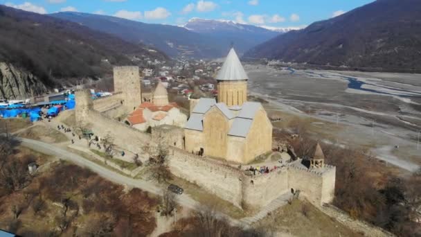 4k vista del castillo de Ananuri, complejo en el río Aragvi en Georgia — Vídeos de Stock