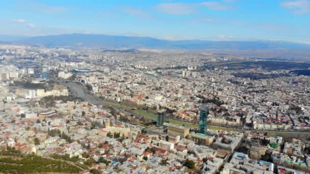 트빌리시의 랜드 마크 도시 경관 파노라마의 4k 공중 보기, 조지아 — 비디오