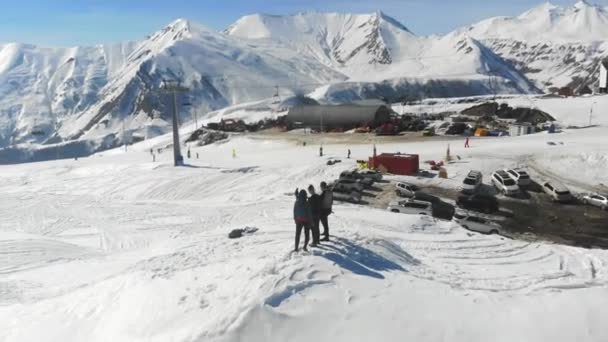 4k drone skyline vista alrededor de 3 hombres en un día soleado en los Alpes, Georgia — Vídeos de Stock