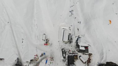 Kablo yol ve paraşüt, Alpler ile kayakçılar tabanı4k havadan kuş bakışı görünümü