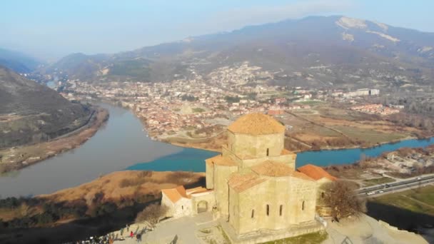 Luchtfoto drone Bekijk Svetitskhoveli Cathedral, Tbilisi, Georgië — Stockvideo