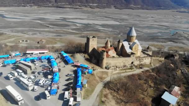 4k drone view above of a castle complex, Ananuri, Geórgia . — Vídeo de Stock