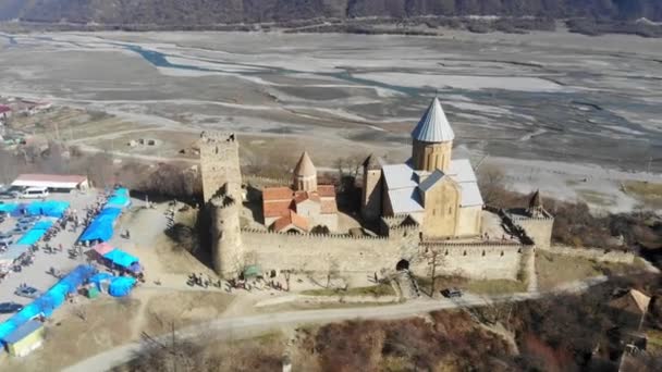 4k vista de perto da igreja e castelo coplex de Ananuri, Geórgia . — Vídeo de Stock