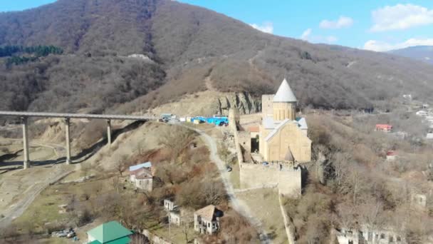 4k vista aérea desde el primer plano del complejo de la iglesia Ananuri, Georgia — Vídeos de Stock