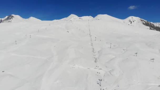 4K θέα στην πίστα σκι στις Άλπεις, ανελκυστήρες από το κάτω μέρος — Αρχείο Βίντεο