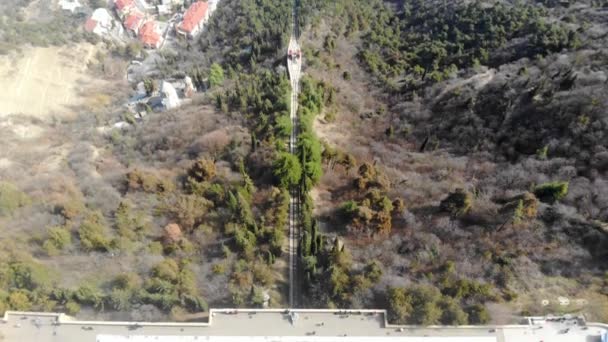 4k vista aérea de la carretera funicular al centro de la ciudad de Tiflis, Georgia — Vídeo de stock