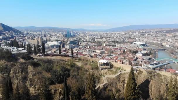 4k vista aérea del funicular en la colina de Tiflis cerca del monumento de la Madre Georgia — Vídeo de stock