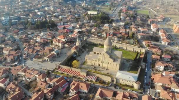 4K Flygfoto av Svetitskhoveli ortodoxa katedralen, och turistiska staden Mtskheta, Georgien i en soluppgång — Stockvideo