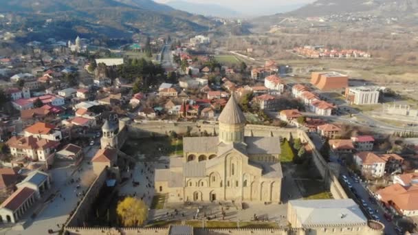 4k vista aérea de la famosa Catedral Ortodoxa de Svetitskhoveli cerca y detrás. panorama del pueblo de Mtskheta — Vídeo de stock