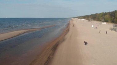 Baltık Denizi kıyı hattının 4k havadan görünümü, Jurmala