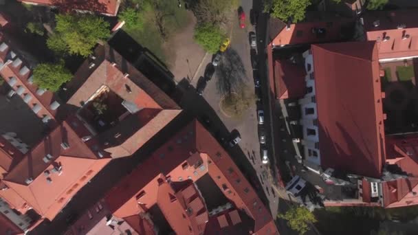 4k aerialview van gotische architectuur erfgoed in de buurt van St. Annes kerk in Vilnius, Litouwen — Stockvideo