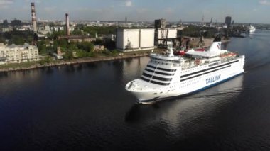 Daugava Nehri boyunca yüzen Cruise gemisi Isabelle 4k havadan görünümü,