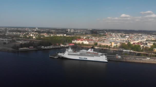 4K Flygvy över kryssningsfartyg förankrad på floden Daugava — Stockvideo