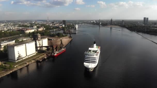 4K Flygvy över kryssningsfartyg som flyter på floden Daugava — Stockvideo
