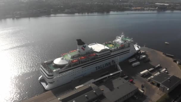 4k luchtfoto Bekijk rond het cruiseschip Tallink afgemeerd aan de Pier op de rivier de Daugava — Stockvideo