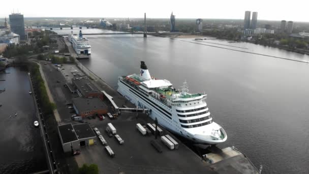 4K antenn statisk vy Daugava River, kryssningsfartyg Talink, arkitektur i Riga i Lettland — Stockvideo