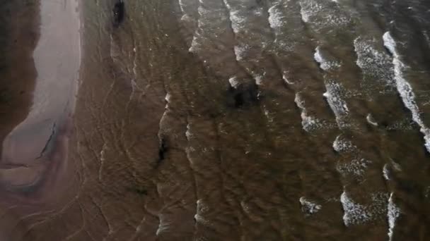 4k vista aerea delle onde sulla spiaggia di Jurmala — Video Stock