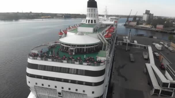 4k letecký pohled na restauraci na otevřeném podlaží na výletní lodi kotvíce na molu, řeka Daugava — Stock video