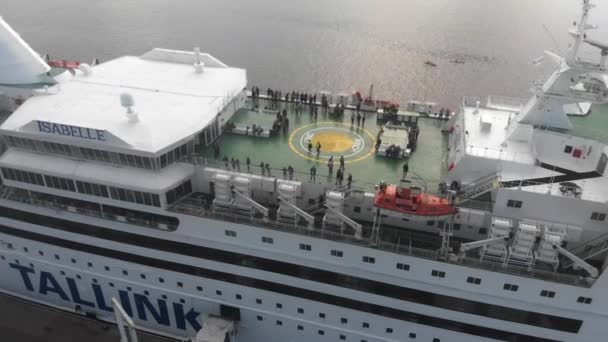 4k vista aérea de personas en cubierta abierta en crucero llamado Isabelle, río Daugava, Riga — Vídeos de Stock