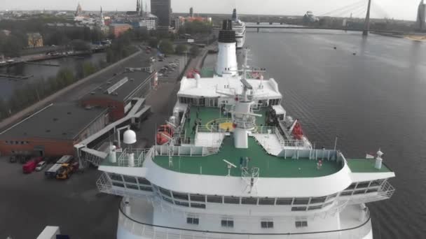 4k Aerial view de voorkant van het cruiseschip, open dek — Stockvideo