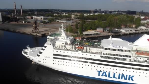 4k Luftaufnahme eines schwimmenden Kreuzfahrtschiffes auf dem Fluss Daugava, Riga, Lettland — Stockvideo