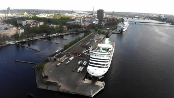 4K Flygvy över kryssningsfartyg förankrade vid floden Daugava, panoramautsikt över staden — Stockvideo