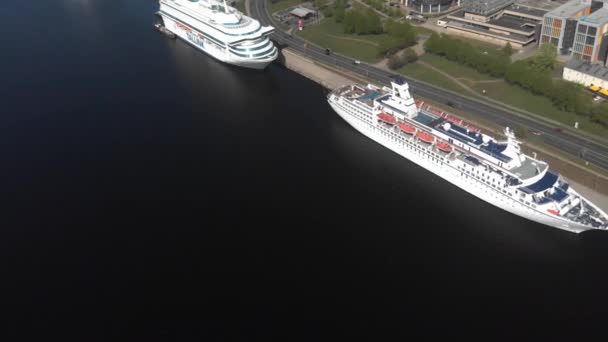 Vista aérea 4k de cruceros anclados en el río Daguava, Riga — Vídeos de Stock