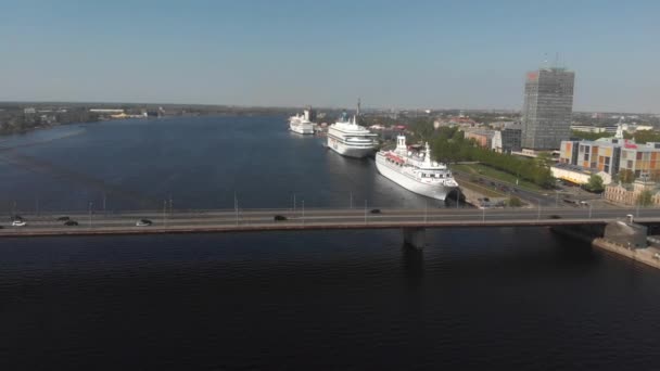 Daugava nehri, köprü, yolcu gemileri ve şehir binalarının 4k havadan görünümü silueti — Stok video