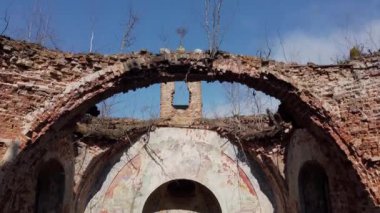 Eski kilisenin yıkıntılarının içinde