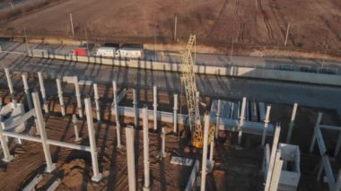 Yüksek vinç inşaat alanında çalışıyor..