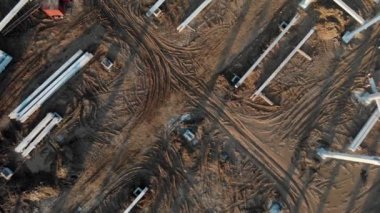 İnşaatçılar gün batımı manzaralı bir ev inşa ederler.