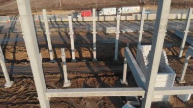 Günbatımında kuş gözü olan bir inşaat alanı.