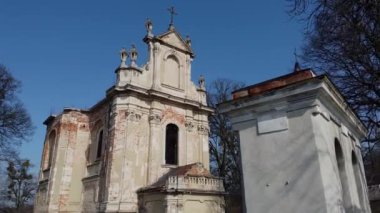Göl kenarındaki antik kilise kalıntıları