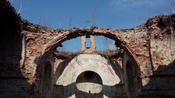 In de ruïnes van de oude kerk — Stockvideo
