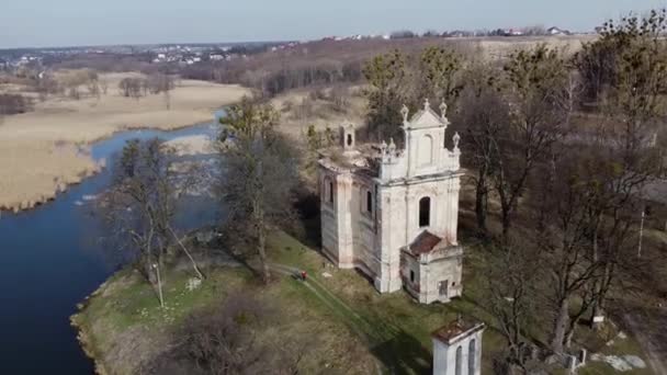 Muinaisen kirkon rauniot lähellä järveä — kuvapankkivideo