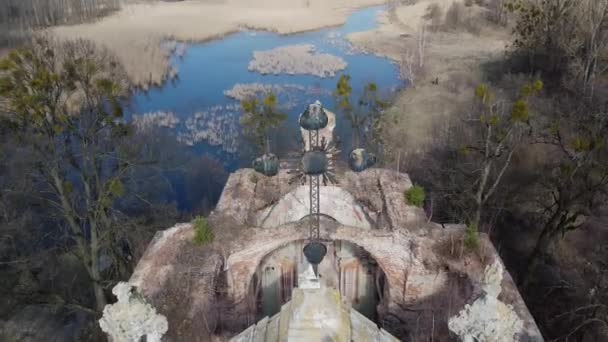 Croce antica sullo sfondo delle rovine della chiesa e del lago — Video Stock